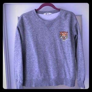 Gray sweatshirt with printed tiger